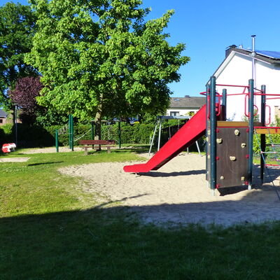 Klettergerüst mit Rutsche Amselweg Kinderspielplatz