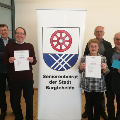 Auf dem Foto sind die Kandidatinnen und Kandidaten für den Seniorenbeirat zu sehen, von links nach rechts: Michael Finke, Horst Kolditz, Hannelore Schneider, Bernhard Böckler, Manfred Raddatz.
