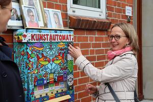 Kunstautomat Pressefoto (vl.) Daniela Nährig und Birte Kruse-Gobrecht