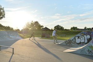 Zwei Skater auf der Skateranlage im Jugendsportpark.