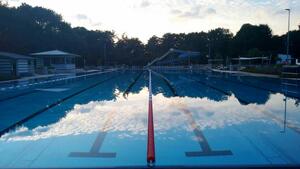 Schwimmerbecken im Morgenschein