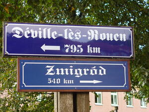 Schilder Verschwisterung Deville-les-Rouen und Zmigrod