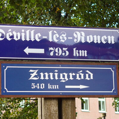 Schilder Verschwisterung Deville-les-Rouen und Zmigrod