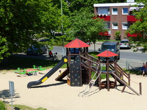Klettergerüst und Rutsche Alter Sportplatz Kinderspielplatz