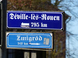 Straßenschilder mit Entfernungsangaben Déville-les-Rouen und Zmigród