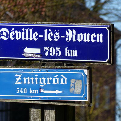 Straßenschilder mit Entfernungsangaben Déville-les-Rouen und Zmigród