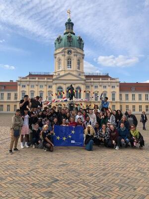 Die französisch-deutsche Austauschgruppe vor dem Schloss Charlottenburg.