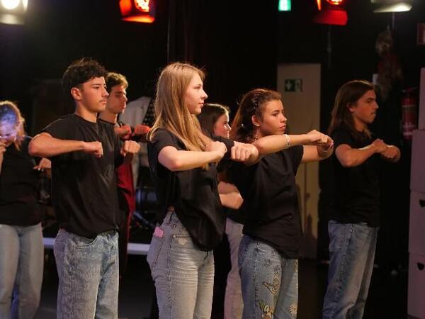Eine Gruppe von Schülern zeigt bei dem Theaterstück "2xLotte" einen Tanz.