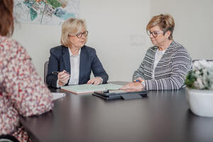Bild der Bürgermeisterin Gabriele Hettwer zusammen mit Bürgervorsteherin Cornelia Harmuth.