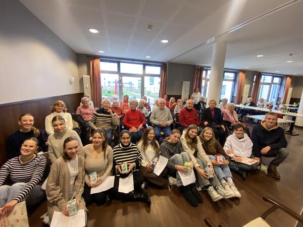Vorlesetag der Anne Frank Schule im Seniorendorf Gruppenaufnahme