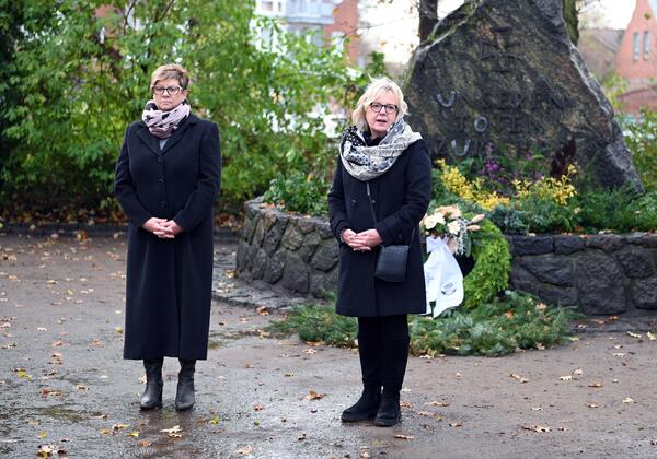 Bürgervorsteherin Cornelia Harmuth und Bürgermeisterin Gabriele Hettwer vor dem Ehrendenkmal.