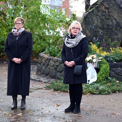 Bürgervorsteherin Cornelia Harmuth und Bürgermeisterin Gabriele Hettwer vor dem Ehrendenkmal.