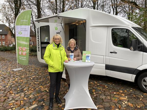 B&uuml;rgermeisterin Gabriele Hettwer (rechts) zusammen mit Bettina Mladenic, Gesch&auml;ftskundenvertrieb VS Media, vor dem Infomobil.