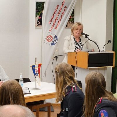 Bürgermeisterin Gabriele Hettwer spricht auf der Jahreshauptversammlung der Jugendfeuerwehr. Hier mit Bürgervorsteherin Cornelia Harmuth