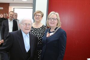 Kurt Iden zusammen mit Bürgermeisterin Gabriele Hettwer (rechts) und Bürgervorsteherin Cornelia Harmuth