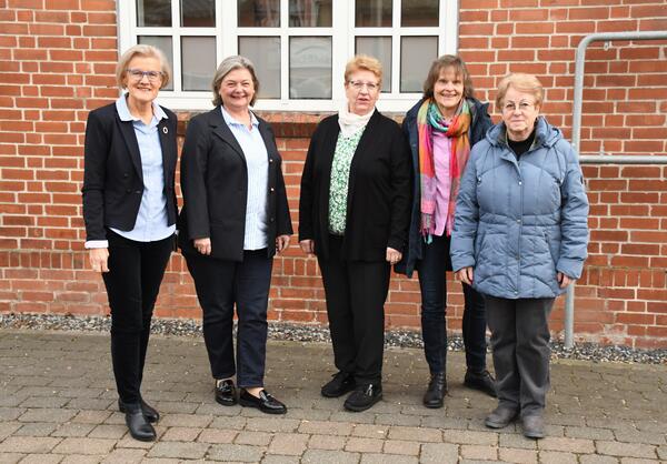 Stellen sich für den Seniorenbeirat zur Wahl: Sabine Bürmann, Marion Hansen, Ingrid Benthien, Karin Novotny und Hannelore Schneider. Es fehlt: Bernhard Frost