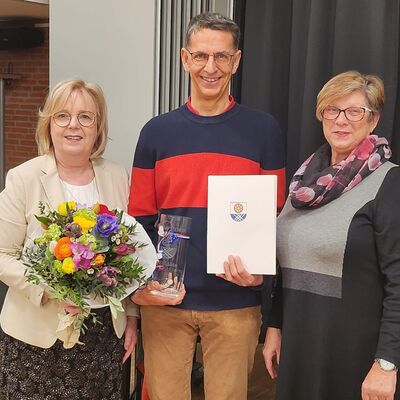 Bürgermeisterin Gabriele Hettwer (links) und Bürgervorsteherin Cornelia Harmuth überreichten Christof Leidner die Ehrenvase der Stadt.