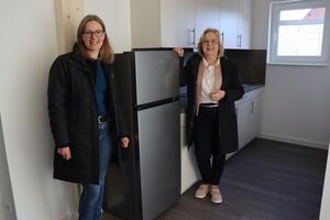 Katja Liebehentschel, Architektin der Stadt Bargteheide und Bürgermeisterin Gabriele Hettwer begutachten die fertig eingerichteten Küchen der Unterkunft.