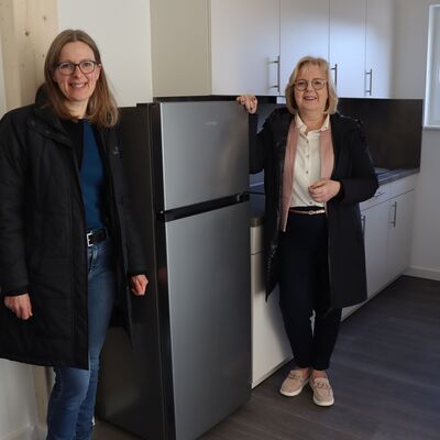 Katja Liebehentschel, Architektin der Stadt Bargteheide und Bürgermeisterin Gabriele Hettwer begutachten die fertig eingerichteten Küchen der Unterkunft.