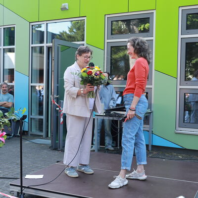 Schulleiterin Stephanie Wrede-Krukowski &uuml;berreichte Michaela L&ouml;her, Vorsitzende der Schulhof-AG einen Blumenstrau&szlig; zum Dank.