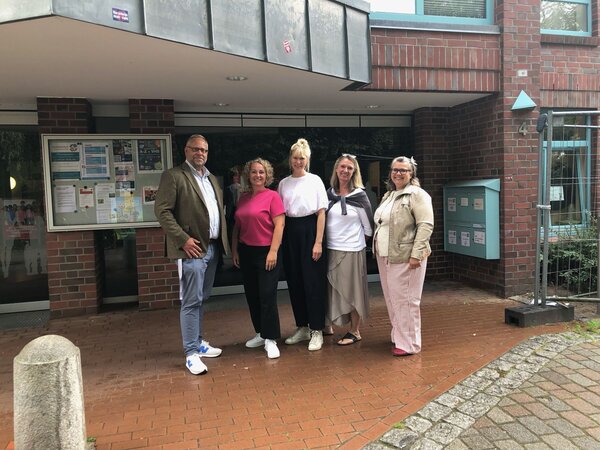 Das Kooperationsteam f&uuml;r das KulturKarussell 2025: v.l.n.r.: Frank Feier / Leitung VHS Bargteheide, Antje Wengorz / Literaturp&auml;dagogin, Teresa Krohn / Stabsbereich Kultur, Heidrun Tummo&szlig;eit / Leitung Stadtbibliothek Bargteheide, Melanie Melchau / Kulturbeauftragte Bargteheide