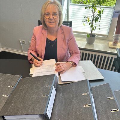 B&uuml;rgermeisterin Gabriele Hettwer unterzeichnet den Bauantrag f&uuml;r die neue Feuerwache.