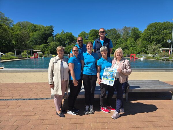 Das Team Freizeitbad Bargteheide zusammen mit B&uuml;rgervorsteherin Cornelia Harmuth (links) und B&uuml;rgermeisterin Gabriele Hettwer (rechts).