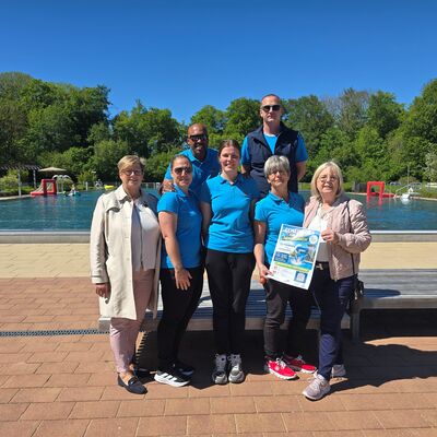 Das Team Freizeitbad Bargteheide zusammen mit B&uuml;rgervorsteherin Cornelia Harmuth (links) und B&uuml;rgermeisterin Gabriele Hettwer (rechts).