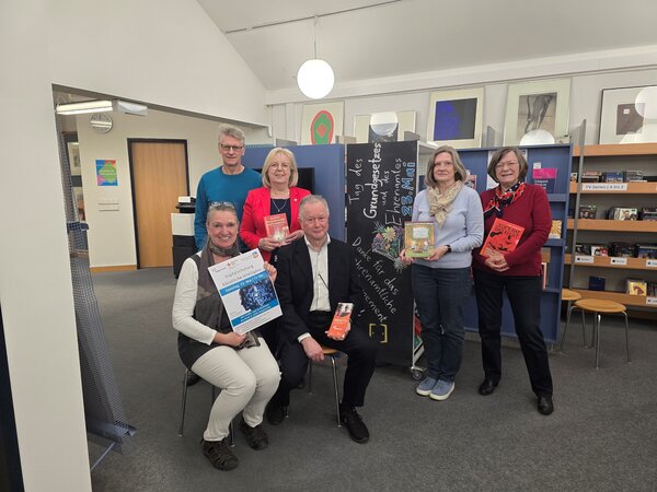 Malte Joppien vom Digitalpakt Hamburg, B&uuml;rgermeisterin Gabriele Hettwer, Heidrun Tummo&szlig;eit, Leiterin der Stadtbibliothek und Artothek Bargteheide, Hans Wiesel vom KulturKreis Waldd&ouml;rfer e.V. , sowie Annelore Penno und Sigrun Dietl, Lesepaten der B&uuml;rgersti