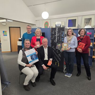 Malte Joppien vom Digitalpakt Hamburg, B&uuml;rgermeisterin Gabriele Hettwer, Heidrun Tummo&szlig;eit, Leiterin der Stadtbibliothek und Artothek Bargteheide, Hans Wiesel vom KulturKreis Waldd&ouml;rfer e.V. , sowie Annelore Penno und Sigrun Dietl, Lesepaten der B&uuml;rgersti