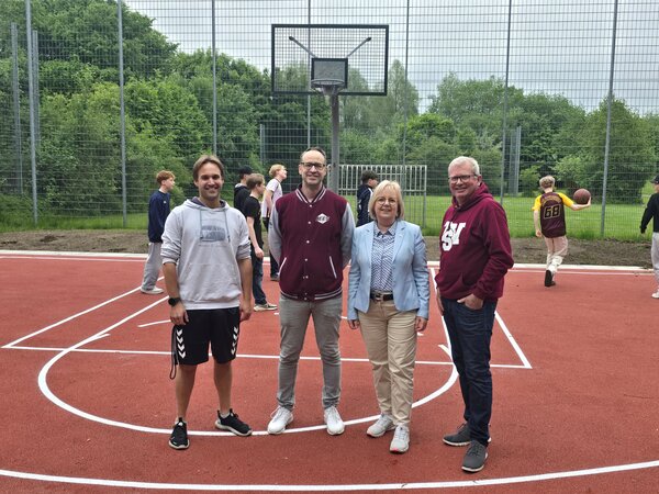 Inspizieren das neue Basketballfeld: Ansgar Deitert, Lehrer am Eckhorst Gymnasium, Gregor Kr&ouml;nke, Jugendkoordinator der Bees in Bargteheide, B&uuml;rgermeisterin Gabriele Hettwer und Stephan Schott, 1. Vorsitzende des TSV Bargteheide.