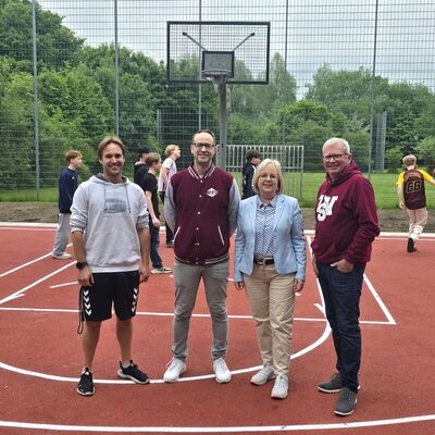  Inspizieren das neue Basketballfeld: Ansgar Deitert, Lehrer am Eckhorst Gymnasium, Gregor Kr&ouml;nke, Jugendkoordinator der Bees in Bargteheide, B&uuml;rgermeisterin Gabriele Hettwer und Stephan Schott, 1. Vorsitzende des TSV Bargteheide.