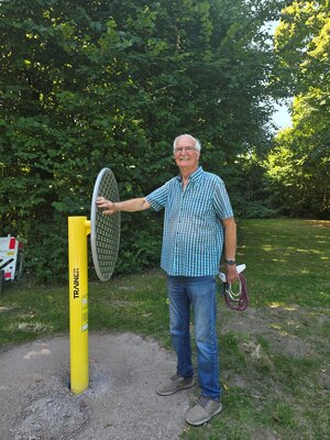 Anwohner Wolfgang Sch&uuml;rmann hat die Ger&auml;te bereits auf seiner Hunderunde durch den Park getestet und f&uuml;r gut befunden.