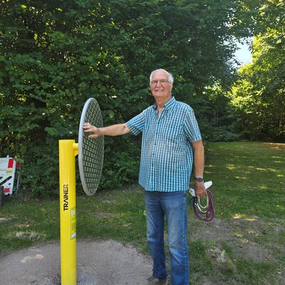 Anwohner Wolfgang Sch&uuml;rmann hat die Ger&auml;te bereits auf seiner Hunderunde durch den Park getestet und f&uuml;r gut befunden.
