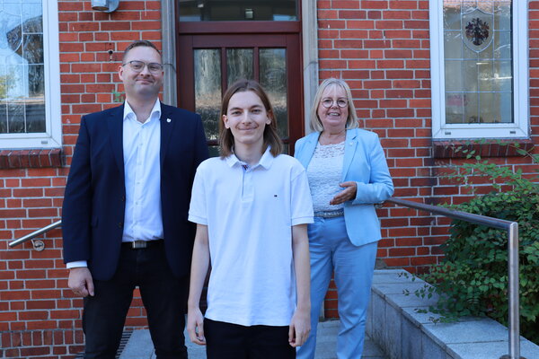 B&uuml;rgermeisterin Gabriele Hettwer begr&uuml;&szlig;t zusammen mit Fabian Buchmann von der Stadt Bargteheide (links) den neuen Auszubildenden in der Stadtverwaltung, Jonne Schulz.
