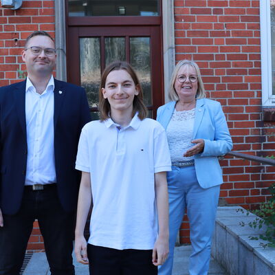 B&uuml;rgermeisterin Gabriele Hettwer begr&uuml;&szlig;t zusammen mit Fabian Buchmann von der Stadt Bargteheide (links) den neuen Auszubildenden in der Stadtverwaltung, Jonne Schulz. 