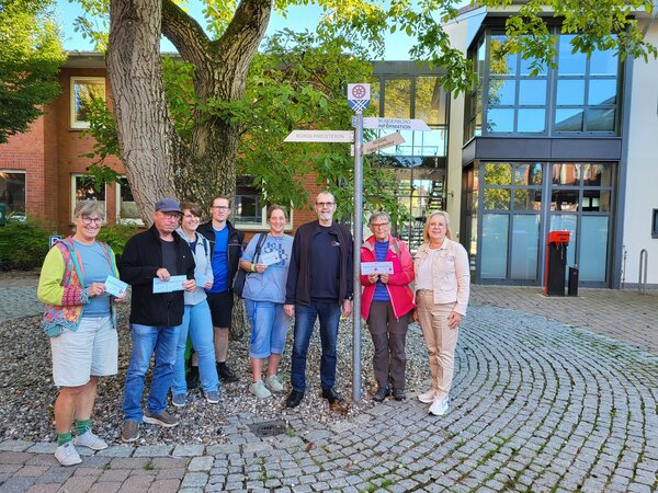 B&uuml;rgermeisterin Gabriele Hettwer (rechts) zusammen mit den Gewinnern des diesj&auml;hrigen STADTRADELNS.