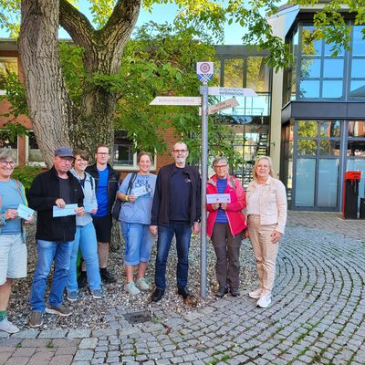 B&uuml;rgermeisterin Gabriele Hettwer (rechts) zusammen mit den Gewinnern des diesj&auml;hrigen STADTRADELNS.