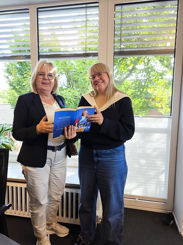 B&uuml;rgermeisterin Gabriele Hettwer und Autorin Melanie Michelberger.
