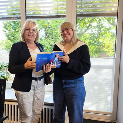 B&uuml;rgermeisterin Gabriele Hettwer und Autorin Melanie Michelberger.