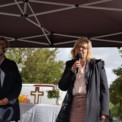 Rechts Frau Hettwer (Bürgermeisterin) und links Frau Harmuth (Bürgervorsteherin) auf der Vereinsmeile am verkaufsoffenen Sonntag
