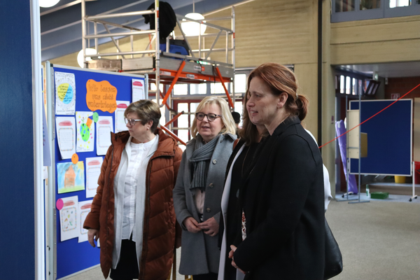 Informierte sich ber den Stand an der Emil-Nolde-Schule: Bildungsministerin Karin Prien (rechts im Bild) zusammen mit Brgermeisterin Gabriele Hettwer, Cornelia Harmuth und Schulleiterin Andrea Aust (von links).
