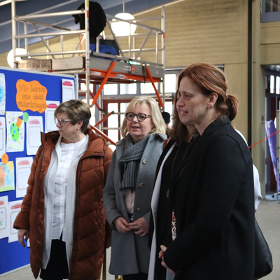 Informierte sich über den Stand an der Emil-Nolde-Schule: Bildungsministerin Karin Prien (rechts im Bild) zusammen mit Bürgermeisterin Gabriele Hettwer, Cornelia Harmuth und Schulleiterin Andrea Aust (von links).
