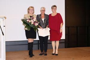 Bürgermeisterin Gabriele Hettwer zusammen mit Jutta Werner und Bürgervorsteherin Cornelia Harmuth (von links).