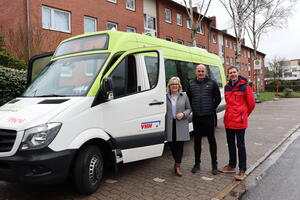 Bürgermeisterin Gabriele Hettwer hat die Busse gemeinsam mit Björn Schönefeld vom Fachdienst Planung und Verkehr im Kreis Stormarn und Thorge Storm, zuständiger Betriebsleiter der VHH, in Empfang genommen.