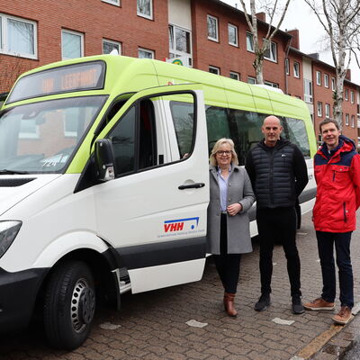 Bürgermeisterin Gabriele Hettwer hat die Busse gemeinsam mit Björn Schönefeld vom Fachdienst Planung und Verkehr im Kreis Stormarn und Thorge Storm, zuständiger Betriebsleiter der VHH, in Empfang genommen.